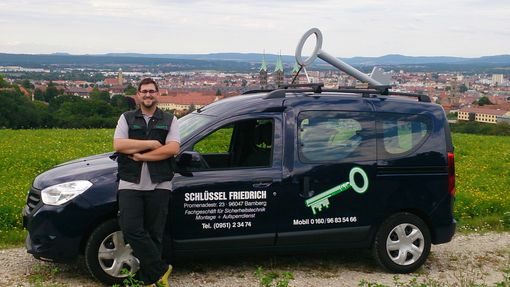 Inhaber und Betriebsleiter Michael Friedrich vor dem Schl&uuml;sselauto
